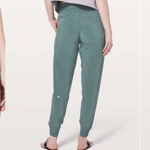 Lululemon Freshly Jogger 29” • Size 2